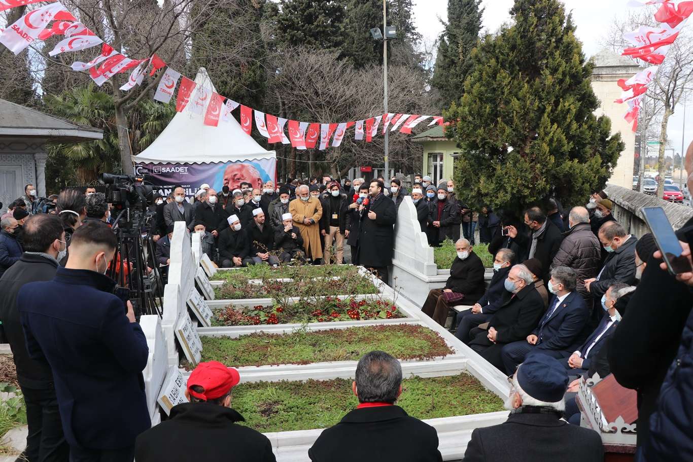 Prof. Dr. Necmettin Erbakan vefatının 10'uncu yılında mezarı başında dualarla anıldı